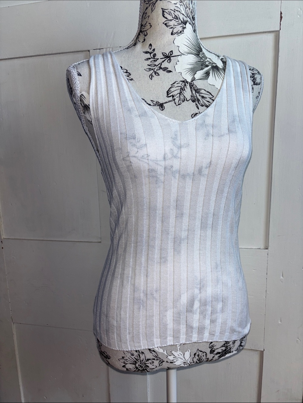 LOFT White Ribbed V Neck Tank Size Small S New